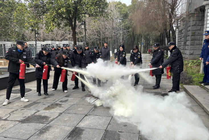 以演踐責練硬功 戎安保安守護消防安全