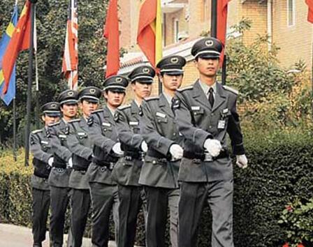 在小區(qū)門口發(fā)生搶劫事件時，物業(yè)保安是否負有相關(guān)責任