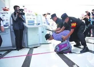 銀行內(nèi)遇搶劫咋應對？襄陽戎安保安公司演練給答案